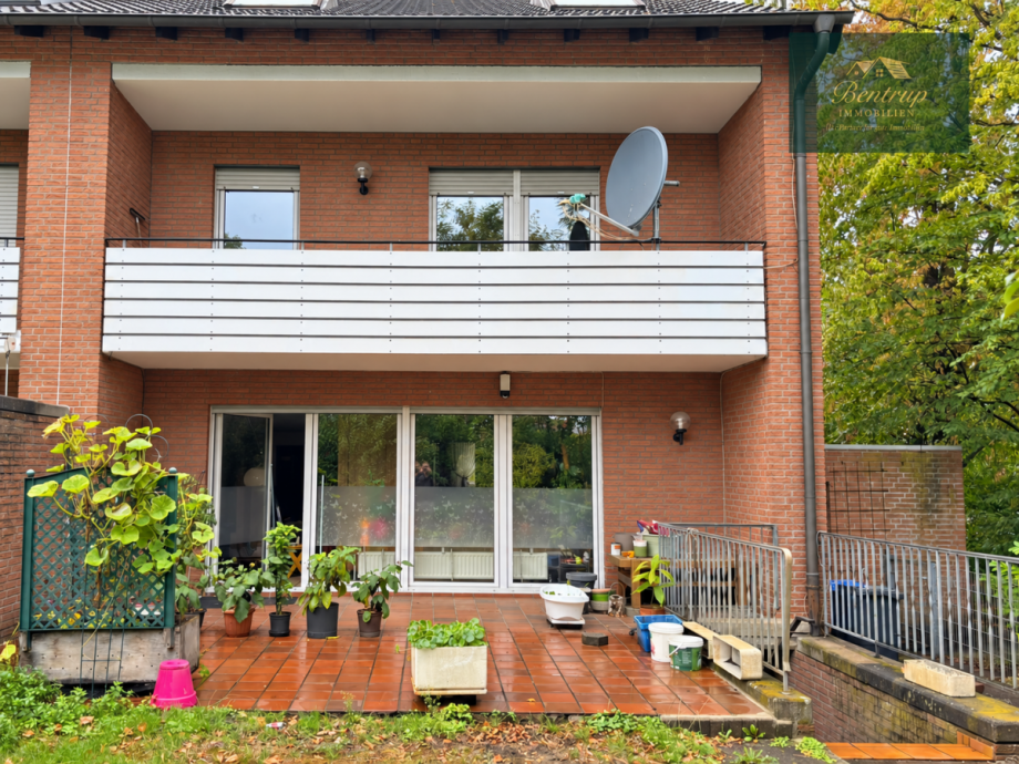 Backsteinfassade mit Balkonen Doppelhaush�lfte Selm